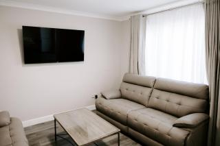 Stylish 3-Bed with Private Garden - 8