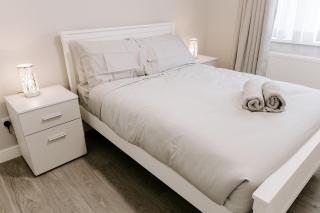 Stylish 3-Bed with Private Garden - 3