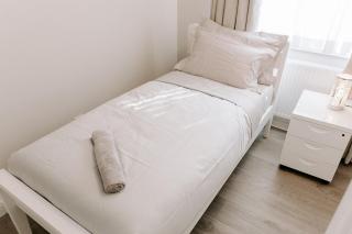 Stylish 3-Bed with Private Garden - 1