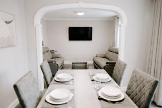 Stylish 3-Bed with Private Garden - 0