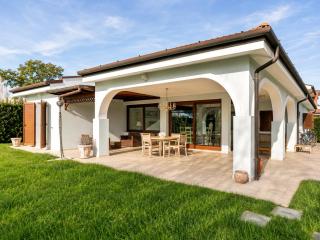 Albarella Family Villa with Private Pool and Garden - 9