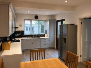 Spacious 4BR Home in Drogheda Wiz Free Parking - 6