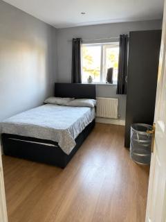 Spacious 4BR Home in Drogheda Wiz Free Parking - 2