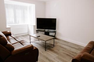 Modern 5-Bed, 4-Bath Group House - 7