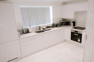 Modern 5-Bed, 4-Bath Group House - 5