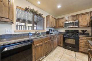 Bears Lair Spacious Townhome with Private Hot Tub - 5