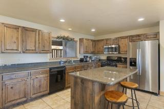 Bears Lair Spacious Townhome with Private Hot Tub - 2