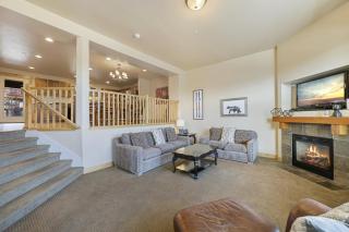 Bears Lair Spacious Townhome with Private Hot Tub - 1