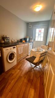 Modern ground floor apartment with free parking very near centre - 5