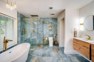 Luxe Tampa Stay Designer Bath & Tub - 7