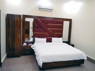 Hotel Alpine Karachi - 0
