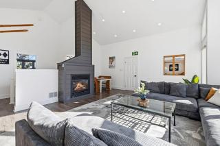 The Cedarwood House w Hot Tub, by Property Valet - 6