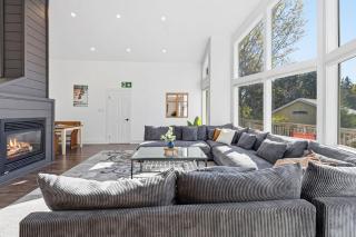 The Cedarwood House w Hot Tub, by Property Valet - 9