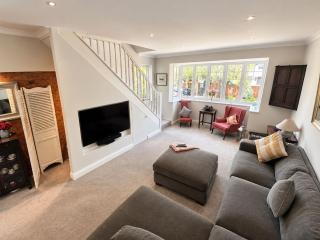 Claygate Village Stay - Parking & London Links - 6