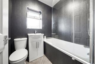 Ideal for Long Stays & Contractors, Darts Board & Free Parking - 5