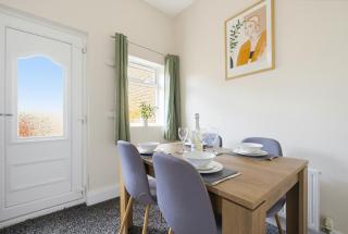Ideal for Long Stays & Contractors, Darts Board & Free Parking - 6