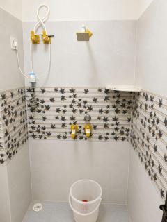 Spacious 1RK in Noida Near Sec 18 Metro &botanical - 5