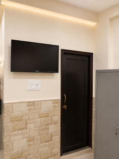 Spacious 1RK in Noida Near Sec 18 Metro &botanical - 1