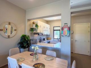 Ollystays-Heated Jacuzzi, Lagoon & Golf, Chic 4BR Townhouse - 3