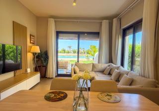 Ollystays-Heated Jacuzzi, Lagoon & Golf, Chic 4BR Townhouse - 0