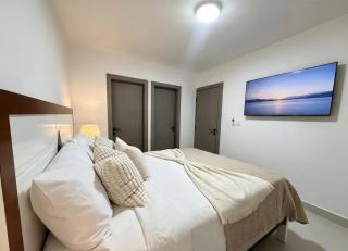 Elegant Beachy 1-Bedroom Vacation Apartment - 8