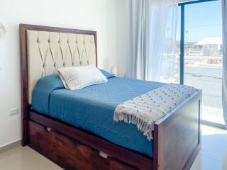 Charming Stay 3 Blocks from the Beach - 5