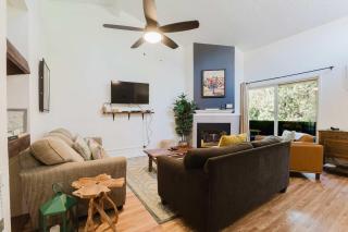 Dog-Friendly Condo Steps from the Village with Balcony WiFi & Gas Fireplace - 3