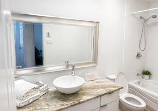 Bright, renovated, spacious 3 bedrooms, 2 bathroom - 6