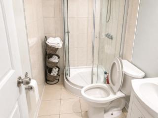 Bright, renovated, spacious 3 bedrooms, 2 bathroom - 5