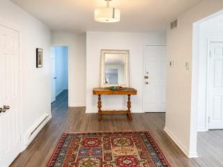 Bright, renovated, spacious 3 bedrooms, 2 bathroom - 9