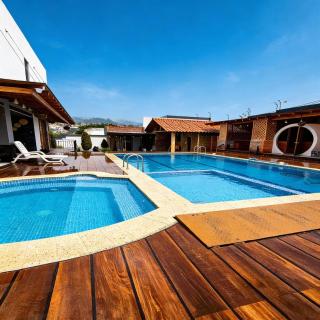 Eugenia Garden Suites, Villa de Lujo 7 Suites, 14 Personas, Piscina, Cancha de Fútbol, Cerca al Aeropuerto de Quito - 0