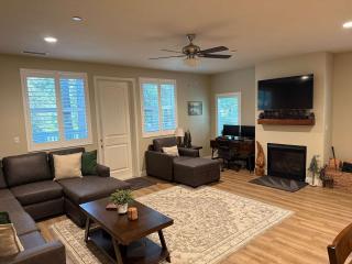 Silver Pines Modern Retreat-3BR New Build - 0