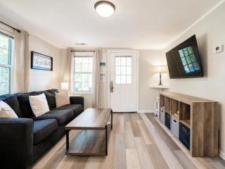 220 W Ashley - Corner Cottage - Central Location - 2