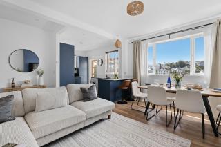 Luxury Coastal Retreat Sleeps 8 with Parking - 0