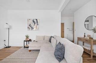 Luxury Coastal Retreat Sleeps 8 with Parking - 8
