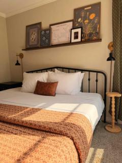 The Casino Cottage! 2 King Beds, Sound Machines, 3 WFH Desks ,Coffee & Tea Bar, Pet Friendly, Near Choctaw Casino & Lake Texoma - 9