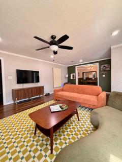 The Casino Cottage! 2 King Beds, Sound Machines, 3 WFH Desks ,Coffee & Tea Bar, Pet Friendly, Near Choctaw Casino & Lake Texoma - 2