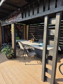 Spacious 3-bedroom, 2-bathroom home in DT yellowknife heated hot water all facilities - 5