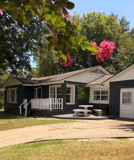 The Casino Cottage! 2 King Beds, Sound Machines, 3 WFH Desks ,Coffee & Tea Bar, Pet Friendly, Near Choctaw Casino & Lake Texoma - 5