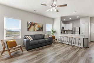 HUGE Triplex 9Br75Ba Near Sea World Sleeps 24! - 9