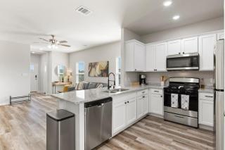 HUGE Triplex 9Br75Ba Near Sea World Sleeps 24! - 3
