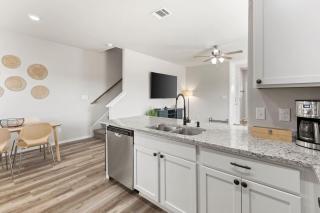 HUGE Triplex 9Br75Ba Near Sea World Sleeps 24! - 2