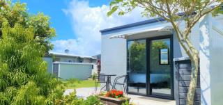 Cozy Matarangi Cabin Garden and Lake views - 1