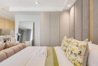 Private City Retreat, Ellipse Waterfall - 8