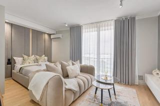 Private City Retreat, Ellipse Waterfall - 0