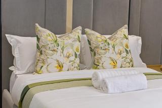 Private City Retreat, Ellipse Waterfall - 6