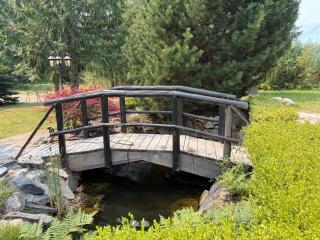 Kootenay Haus Resort - 9