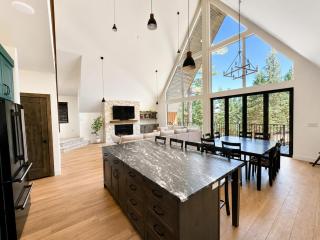 Luxury A-Frame w Sauna & Hot Tub that sleeps 10 - 4