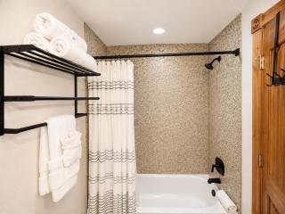 Upscale Family Suite - Remodeled - Sleeps 6 - 1020 - 3