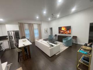A stunning retreat on a luxurious 2-acre estate - 4